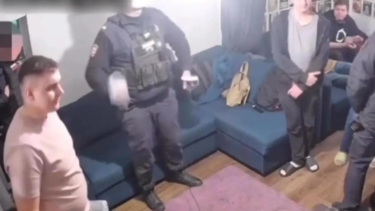 Bei Polizeieinsatz! Beamter spielt plötzlich für Verdächtigen Freund und Zocker? 