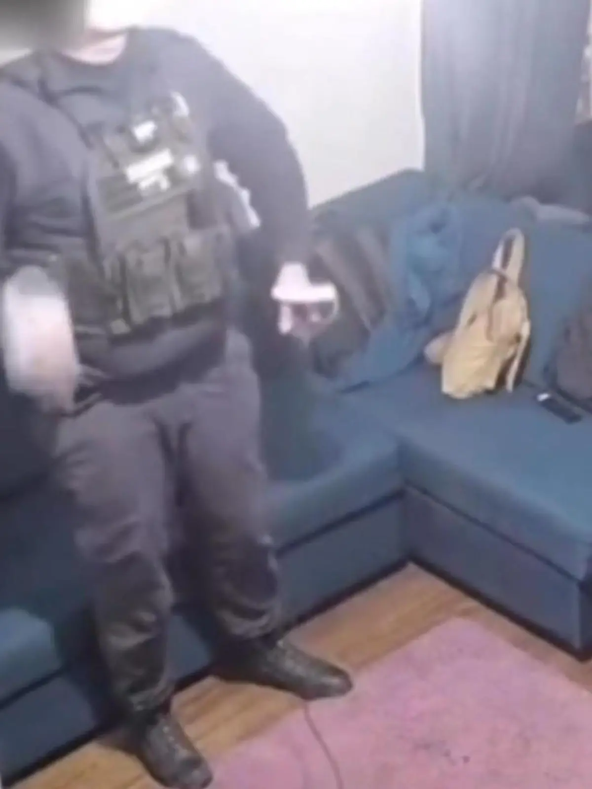 Bild zu: "Bei Polizeieinsatz! Beamter spielt plötzlich für Verdächtigen"