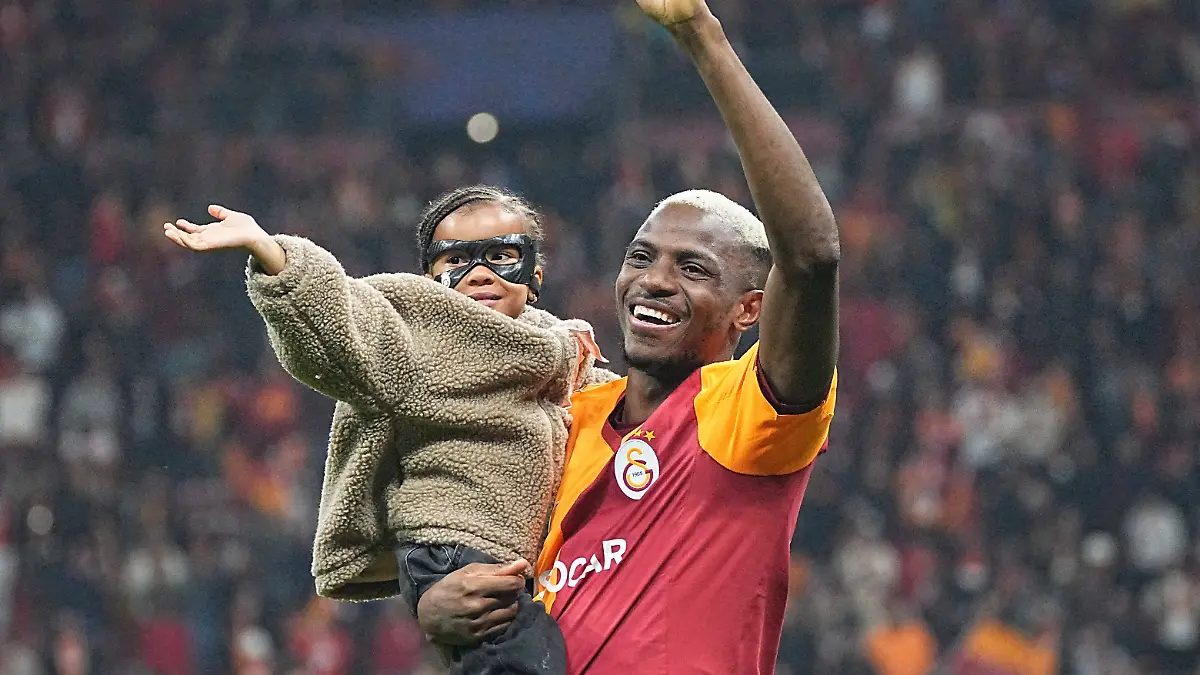 Victor Osimhen jubelt mit seiner Tochter