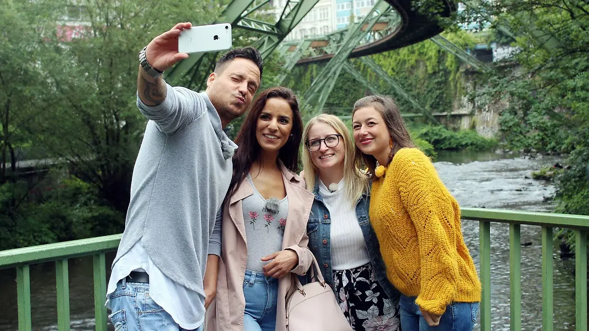 Dennis sucht die große Liebe und Mama Carmen hilft...