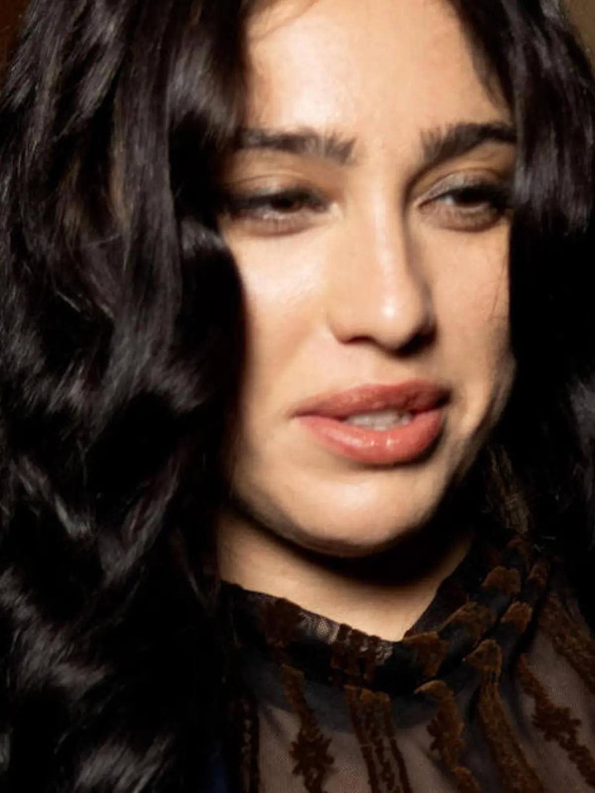 Promitochter zeigt Brüste! Transparent-Kleid offenbart obenrum ALLES