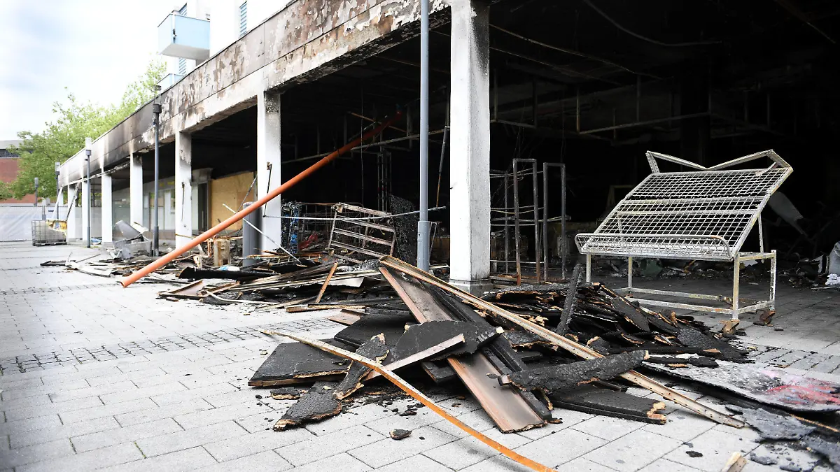 ARCHIV - 11.05.2020, Bayern, Waldkraiburg: Große Zerstörung hat ein Brand in einem türkischen Geschäft angerichtet. Das oberbayerische Waldkraiburg wurde von Anschlägen auf Geschäfte türkischstämmiger Inhaber erschüttert. Ein junger Mann, der nach Angaben der Ermittler mit der IS-Terrormiliz sympathisiert, steht deswegen vor Gericht. Nun soll das Urteil fallen. Foto: Angelika Warmuth/dpa +++ dpa-Bildfunk +++