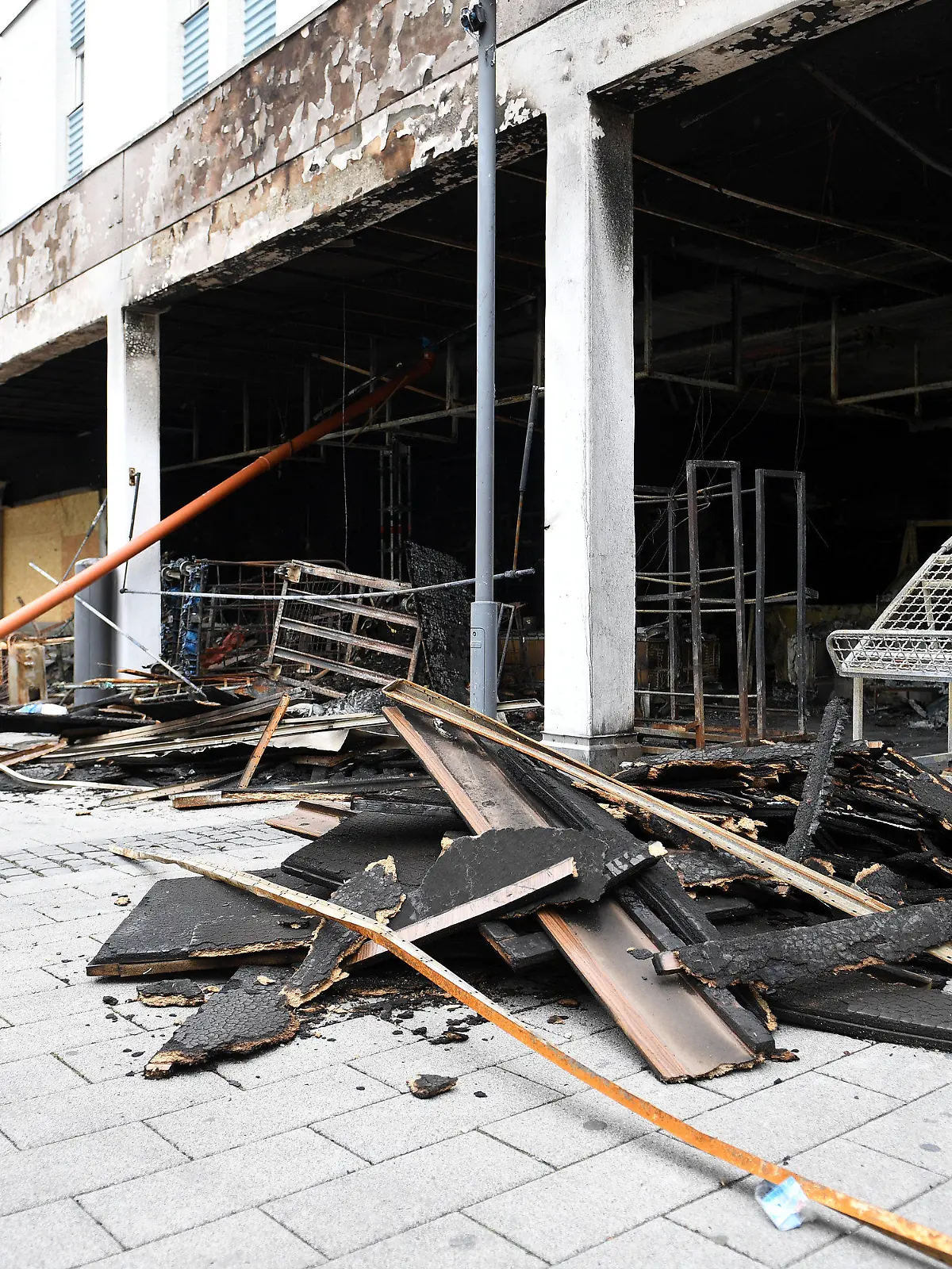 ARCHIV - 11.05.2020, Bayern, Waldkraiburg: Große Zerstörung hat ein Brand in einem türkischen Geschäft angerichtet. Das oberbayerische Waldkraiburg wurde von Anschlägen auf Geschäfte türkischstämmiger Inhaber erschüttert. Ein junger Mann, der nach Angaben der Ermittler mit der IS-Terrormiliz sympathisiert, steht deswegen vor Gericht. Nun soll das Urteil fallen. Foto: Angelika Warmuth/dpa +++ dpa-Bildfunk +++