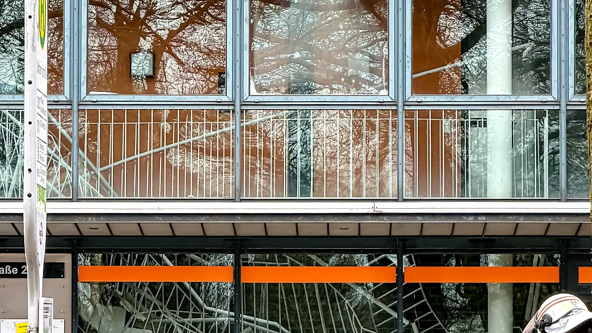 HANDOUT - 11.03.2026, Nordrhein-Westfalen, Witten: Einsatzkräfte stehen vor einem eingestürzten Treppenhaus. In einem fünfgeschossigen Ärzte- und Wohnhaus in der Innenstadt von Witten ist eine Treppe über mehrere Etagen eingestürzt. Foto: Eike Zengerle/Stadt Witten/dpa - ACHTUNG: Nur zur redaktionellen Verwendung im Zusammenhang mit der aktuellen Berichterstattung und nur mit vollständiger Nennung des vorstehenden Credits +++ dpa-Bildfunk +++