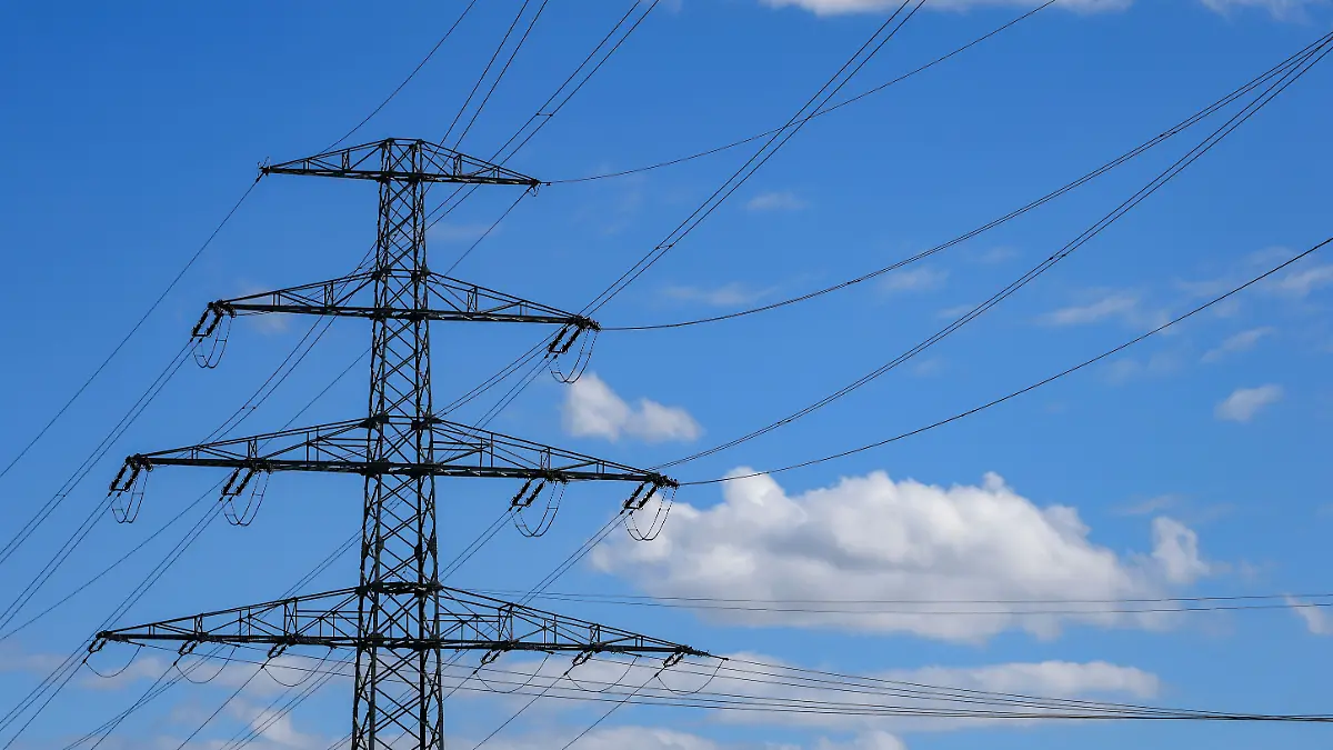 Schrecklicher Unfall in der Steiermark: Ein Teenager klettert für Klicks auf einen Hochspannungsmast und stirbt. (Symbolbild)