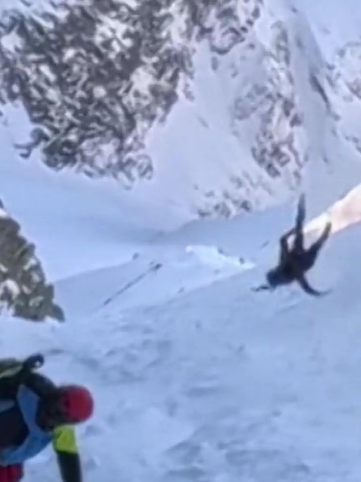 Bild zu: "Er überschlägt sich immer wieder! Bergsteiger stürzt steilen Hang herunter"