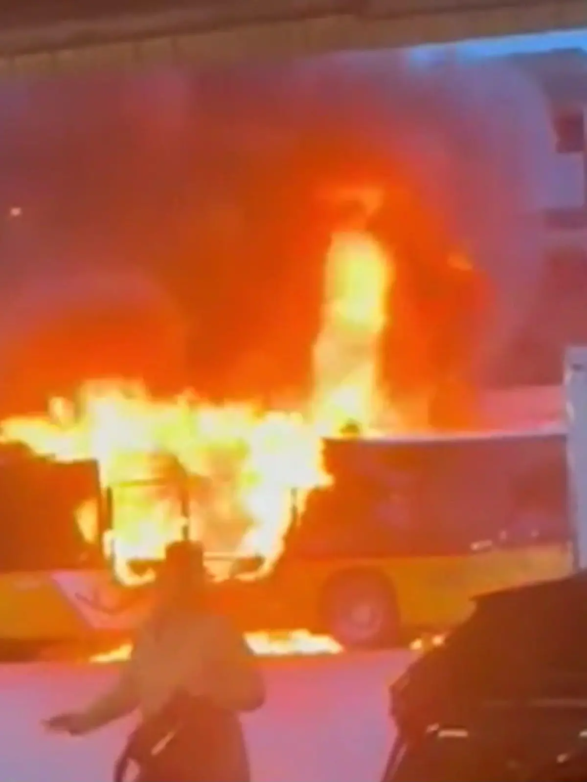 Bild zu: "Sechs Menschen sterben bei Busbrand – das ist über den Täter bekannt"