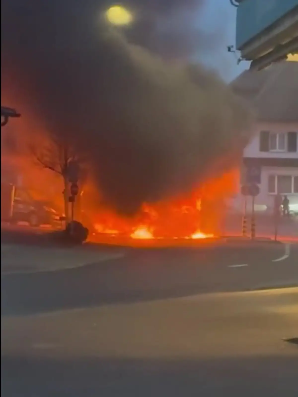 Gleich mehrere Notrufe seien gegen 18.25 Uhr bei der Polizei eingegangen.