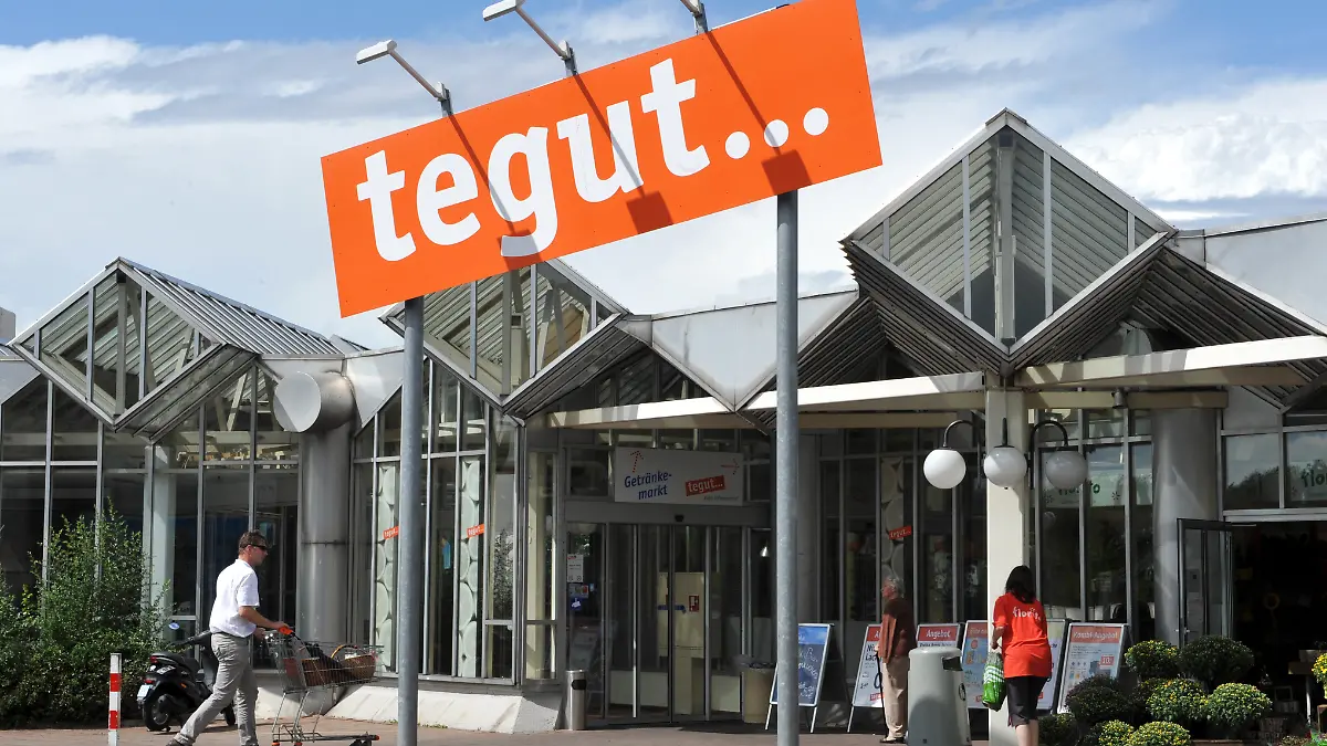 ARCHIV - Ein Tegut-Supermarkt, aufgenommen am 24.07.2009 in Fulda. Nach der Übernahme durch den Schweizer Handelsriesen Migros will Tegut nach Süddeutschland expandieren. Foto: Uwe Zucchi/dpa   (zu dpa-Korr «Ab in den Süden: Übernommene Supermarktkette Tegut will expandieren» vom 22.10.2012) +++ dpa-Bildfunk +++