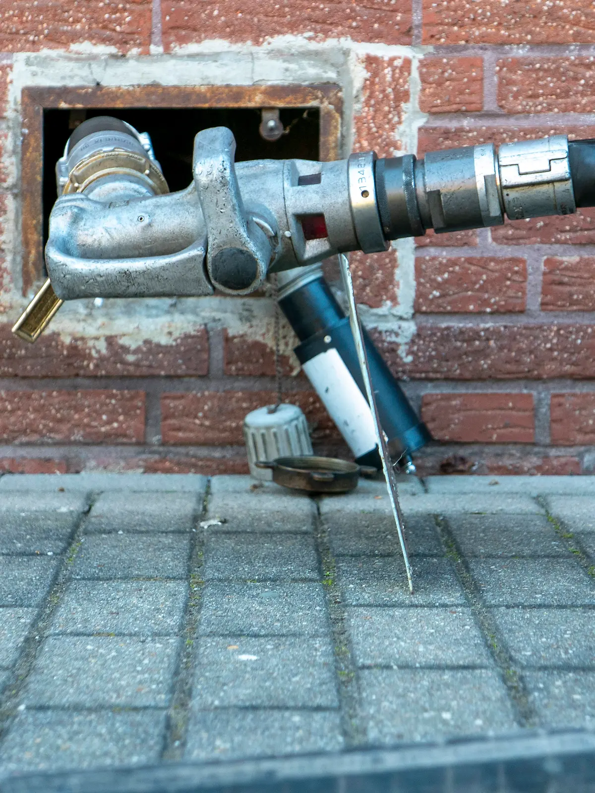 Befüllung eines Heizöltanks 20260302ad614 Heizöl tanken Ölheizung befüllen Betankung liefern Lieferung Ölheizung Tank, Befüllung, Transport, Brennstoff, Energiequelle, Versorgung, Ölpreis, Verbrauch, Heizung, Ressourcen, Kosten, fossiler Brennstoff, Nachhaltigkeit, Lagerung, Klimaschutz, Emissionen, Hausheizung, Winter, Kälte, Energieeffizienz, Heizkosten, Energiekrise, Versorgungssicherheit, Umweltauflagen, Energiepolitik, Wärmeerzeugung, Heiztechnik, fossile Energie Energieversorgung Wadersloh Nordrhein-Westfalen NRW Deutschland Germany *** Filling a heating oil tank 20260302ad614 Filling a heating oil tank Filling a heating oil tank, filling, transport, fuel, energy source, supply, oil price, consumption, heating, resources, c Copyright: xAchimxDuwentästerx