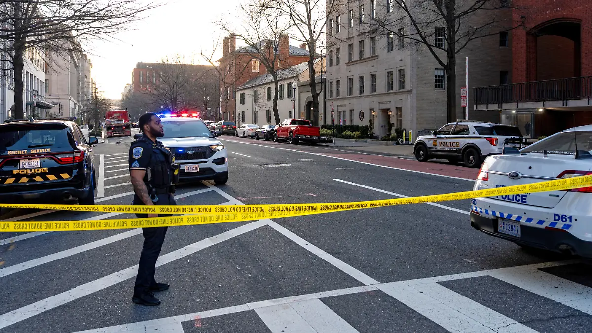 Washington Metropolitan Police Department officers block the streets around the White House as members of the U.S. Secret Service investigate a suspicious vehicle, Wednesday, March 11, 2026, in Washington. (AP Photo/Alex Brandon)