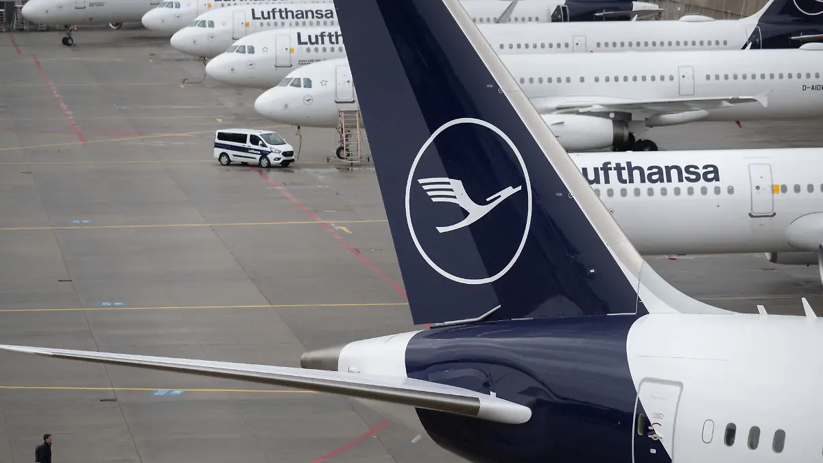 Passagiermaschinen der Lufthansa stehen auf dem Flughafen in Frankfurt. Am Freitag (12.03.) beginnt ein Streik der Lufthansa-Piloten. Zahlreiche Flüge sind betroffen.