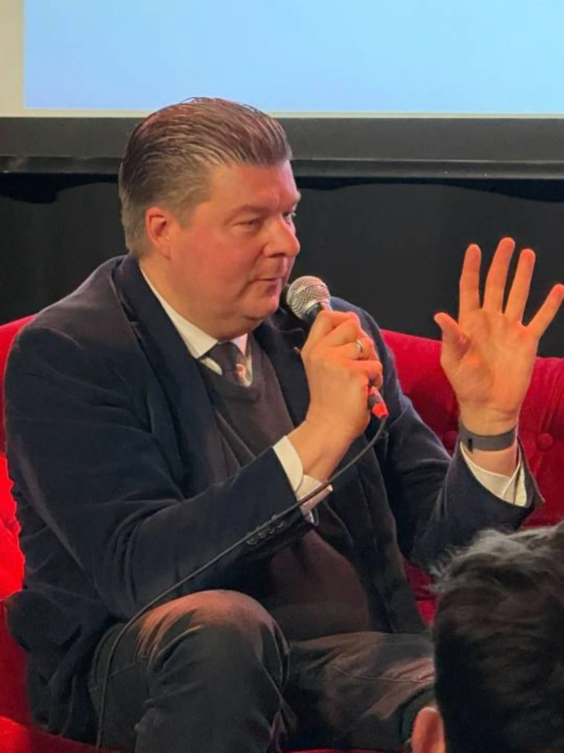 Der Hamburger Finanzsenator Andreas Dressel (SPD, links im Bild) und der Hamburger Landesvorsitzende der Grünen, Leon Alam, auf einer Podiumsdiskussion zur Klimapolitik am Dienstag (10. März).