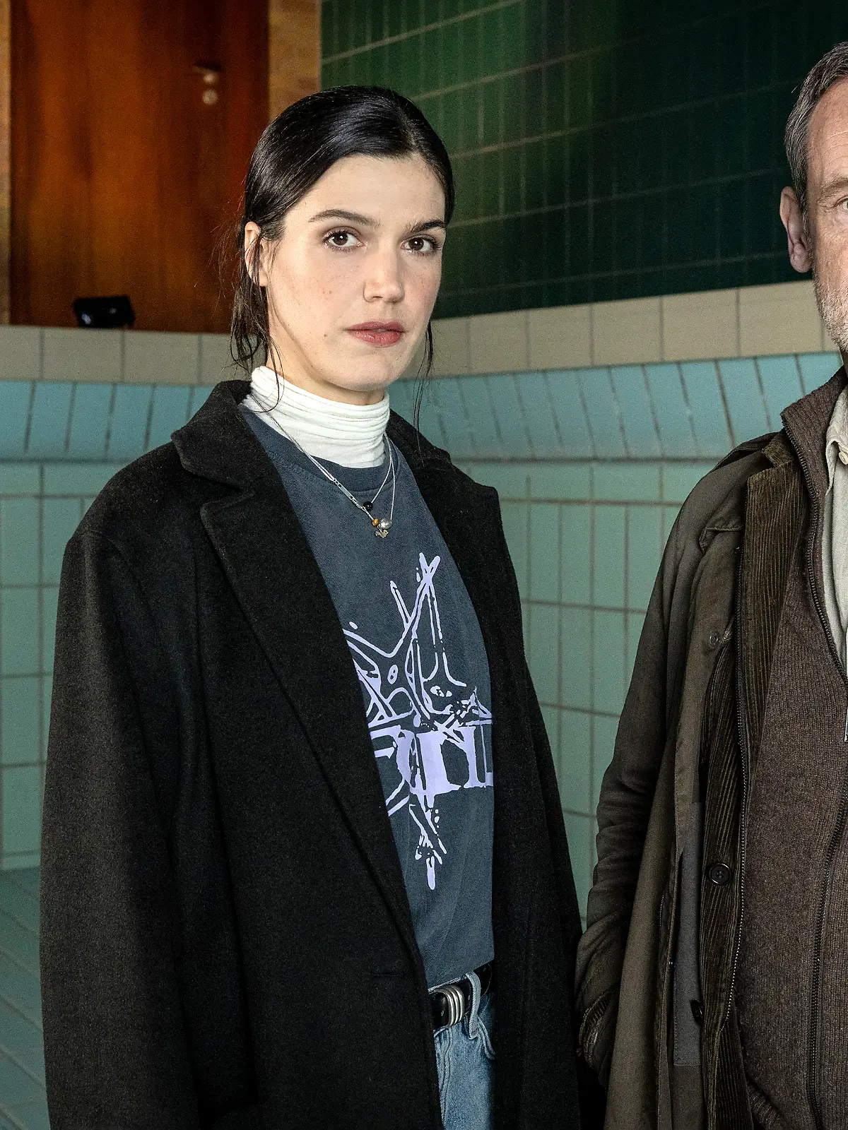 WESTDEUTSCHER RUNDFUNK KÖLN
Einstand mit Kammerspiel: Neue Kollegin für Faber und Klasnić - Tatort: Blut und Wasser
v.l.n.r. Leo Sturm (Sophia Mercedes Burtscher) und Peter Faber (Jörg Hartmann)
© WDR/Bavaria Fiction GmbH/Thomas Kost, honorarfrei - Verwendung gemäß der AGB im engen inhaltlichen, redaktionellen Zusammenhang mit genannter WDR-Sendung und bei Nennung "Bild: WDR/Bavaria Fiction GmbH/Thomas Kost" (S2+). WDR Kommunikation/Redaktion Bild, Köln, Tel: 0221/220 -7132 oder -7133, Fax: -777132, bildkommunikation@wdr.de