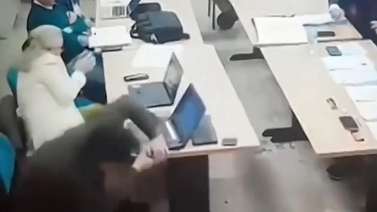 Plötzlich fliegt der Kaffeebecher! Dieses EINE Wort lässt Politiker ausrasten Debatte eskaliert