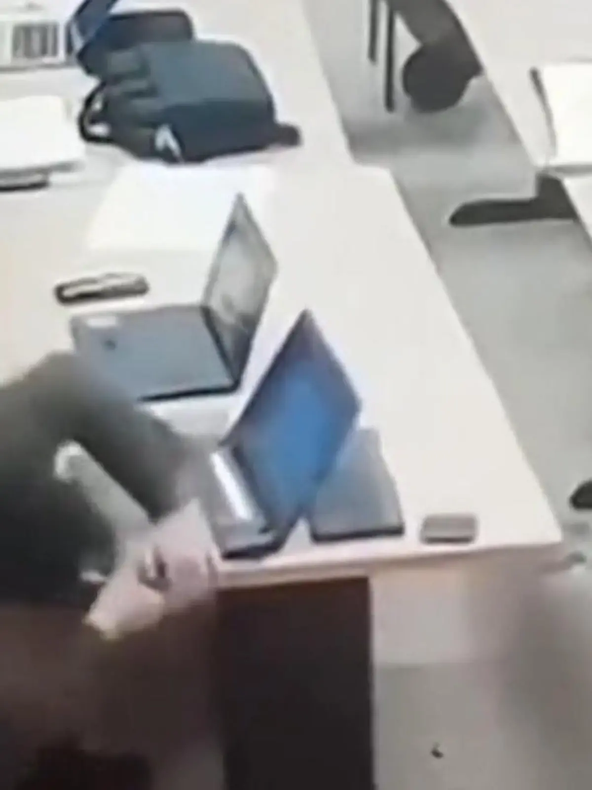 Bild zu: "Plötzlich fliegt der Kaffeebecher! Dieses EINE Wort lässt Politiker ausrasten"