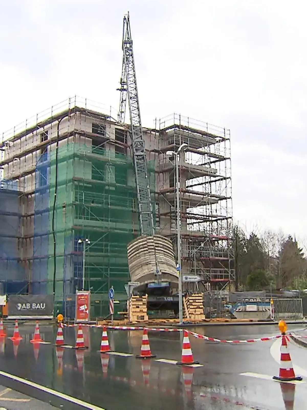 Bild zu: "Großeinsatz nach Kran-Unfall in Erkrath"