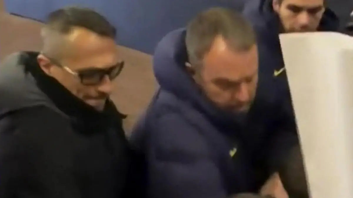 Kind bedrängt und eingequetscht! Ex-Bundestrainer wird HIER hier zum Helden Hansi Flick greift ein