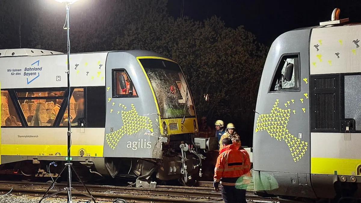 Zwei Züge der Bahn-Firma agilis kollidieren am Hauptbahnhof Bayreuth.