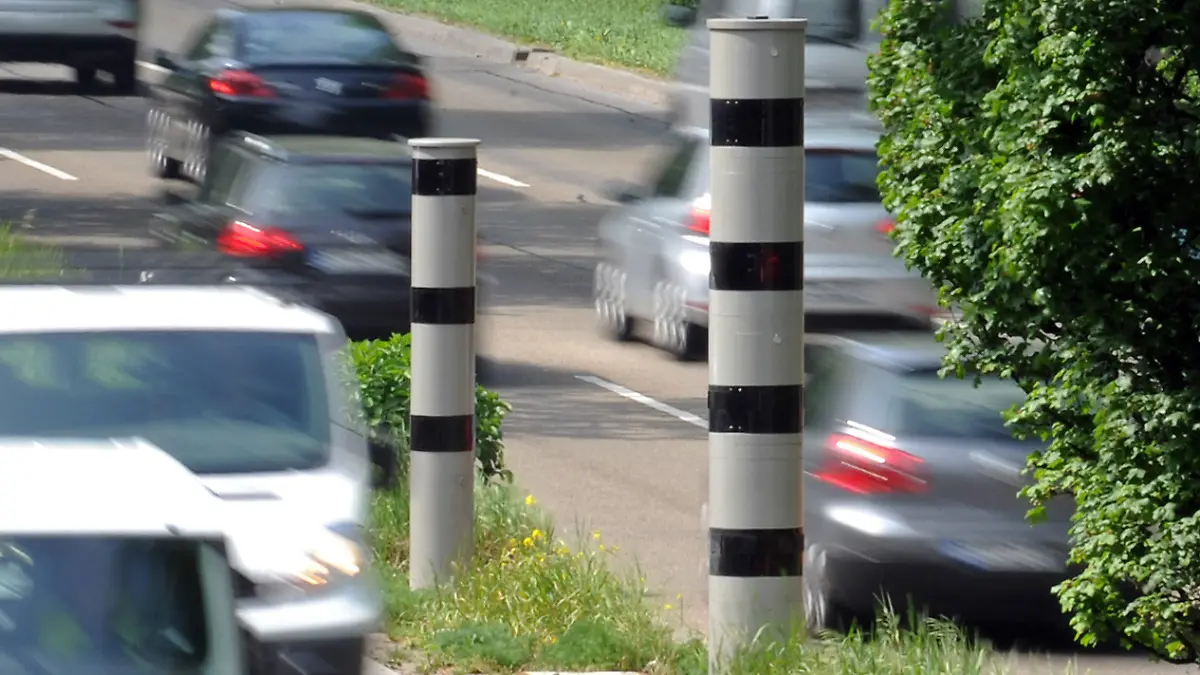 ARCHIV - Autos fahren auf der Cannstatter Straße in Stuttgart an stationären Radarfallen vorbei, Archivfoto vom (28.04.2011). Die Kommunen in Baden-Württemberg haben 2011 teils höhere Einnahmen durch Verkehrskontrollen erzielt als im Vorjahr. Vor allem die Bußgelder für zu schnelles Fahren sorgten einer dpa-Umfrage zufolge für mehr Geld in den Etats der Kämmerer. Foto: Marijan Murat dpa/lsw (zu lsw Thema des Tages: «Kommunen im Südwesten stocken Etats durch Verkehrskontrollen auf» 15.01.2012) +++(c) dpa - Bildfunk+++