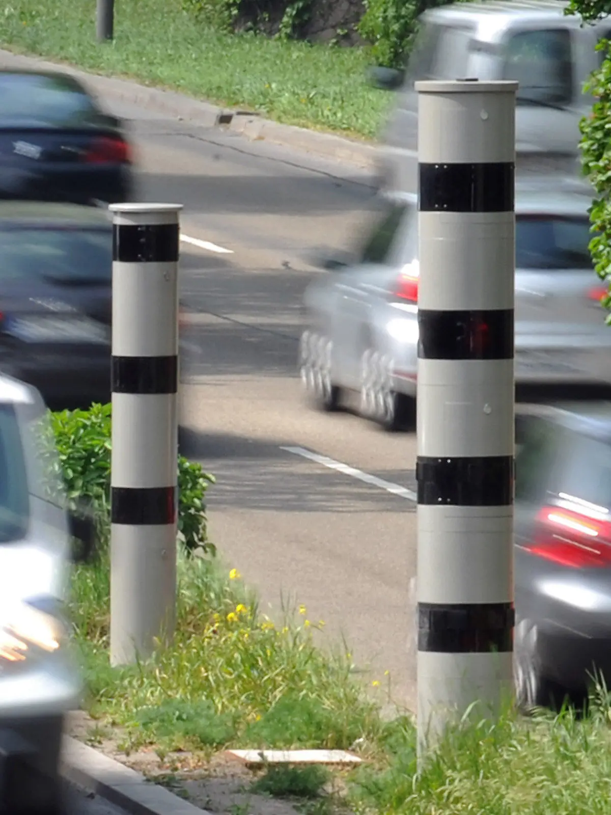 ARCHIV - Autos fahren auf der Cannstatter Straße in Stuttgart an stationären Radarfallen vorbei, Archivfoto vom (28.04.2011). Die Kommunen in Baden-Württemberg haben 2011 teils höhere Einnahmen durch Verkehrskontrollen erzielt als im Vorjahr. Vor allem die Bußgelder für zu schnelles Fahren sorgten einer dpa-Umfrage zufolge für mehr Geld in den Etats der Kämmerer. Foto: Marijan Murat dpa/lsw (zu lsw Thema des Tages: «Kommunen im Südwesten stocken Etats durch Verkehrskontrollen auf» 15.01.2012)  +++(c) dpa - Bildfunk+++