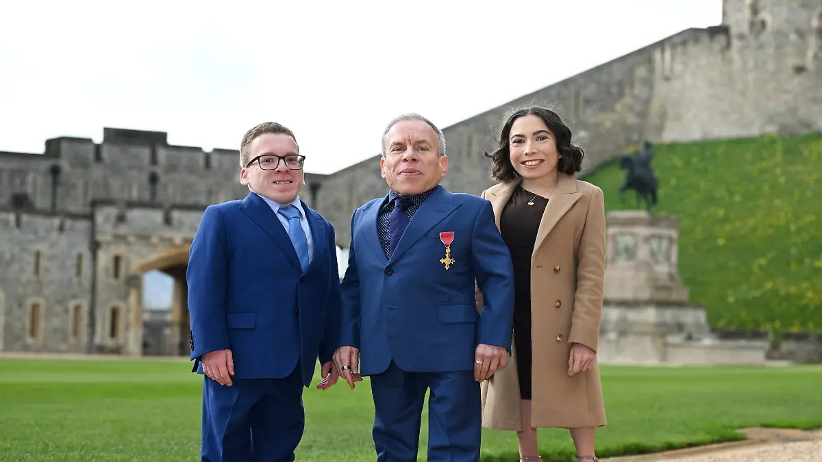 Investiture ceremony at Windsor Castle Actor Warwick Davis, pictured with son Harrison and daughter Annabelle, is awarded for services to drama and charity during an investiture ceremony at Windsor Castle, UK. March 11, 2026., Credit:Tony Kershaw / SWNS / Avalon UK PUBLICATIONxNOTxINxUKxFRAxUSA Copyright: xTonyxKershawx/xSWNSx/xAvalonx 1081968305