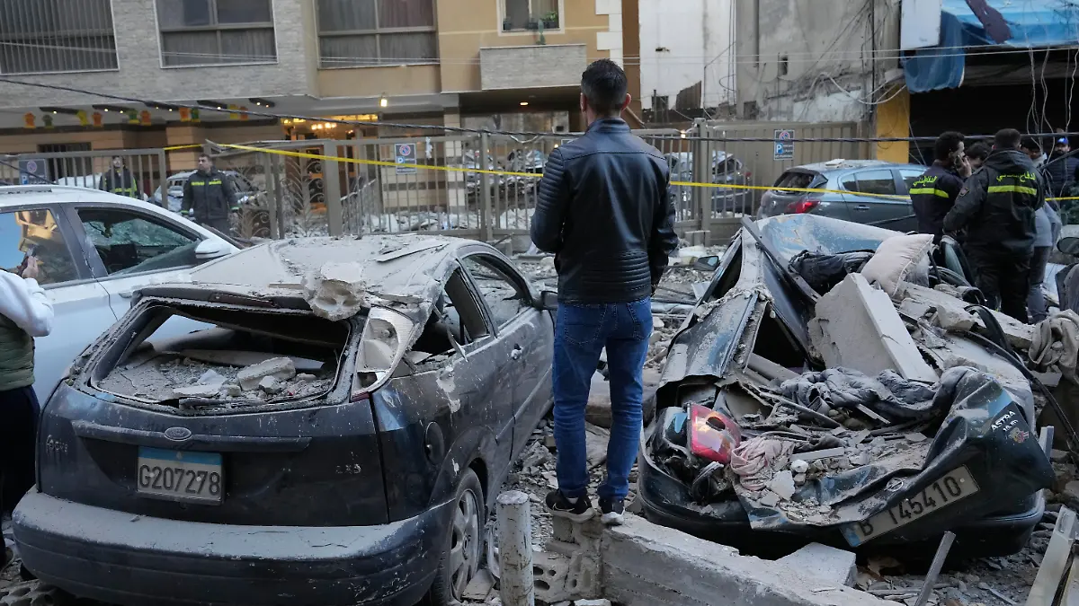 Ein Mann steht neben zerstörten Autos an dem Ort, an dem israelische Luftangriffe Wohnungen getroffen haben. +++ dpa-Bildfunk +++