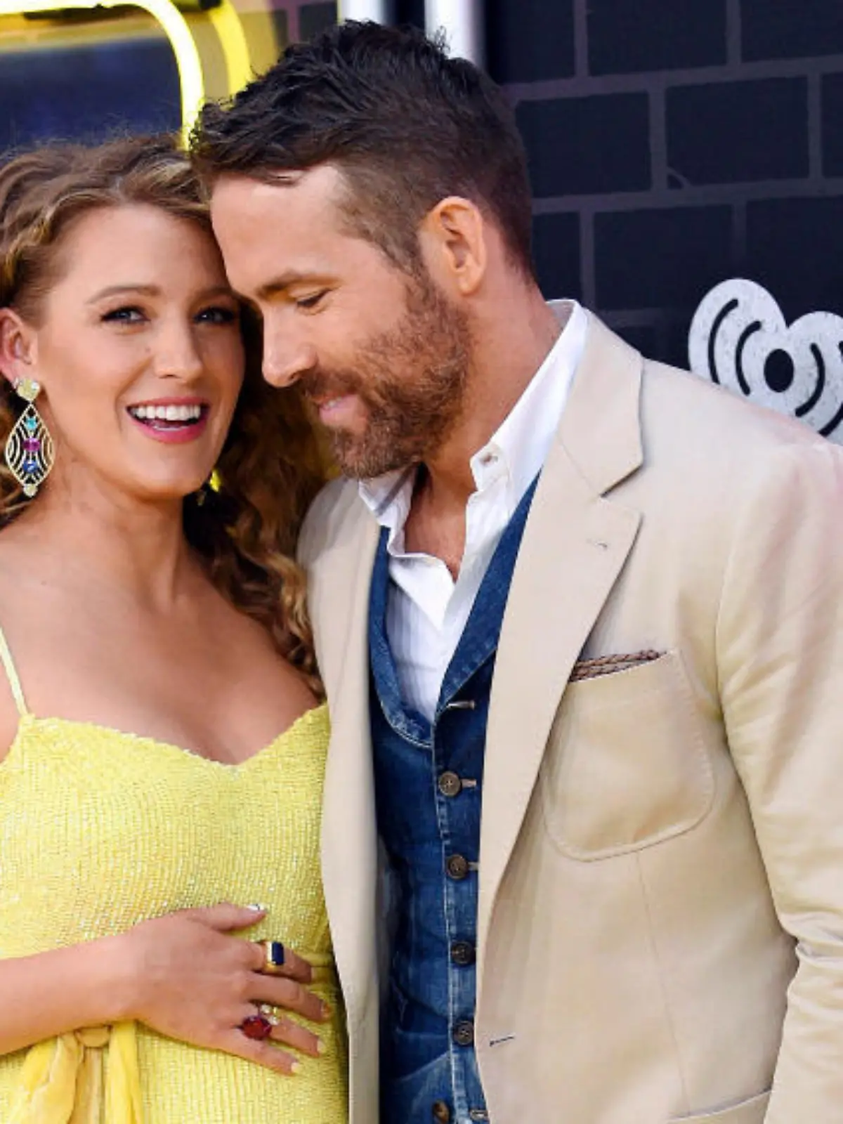 Bild zu: "Blake Lively: Hier färbt Ryan Reynolds ihr die Haare"