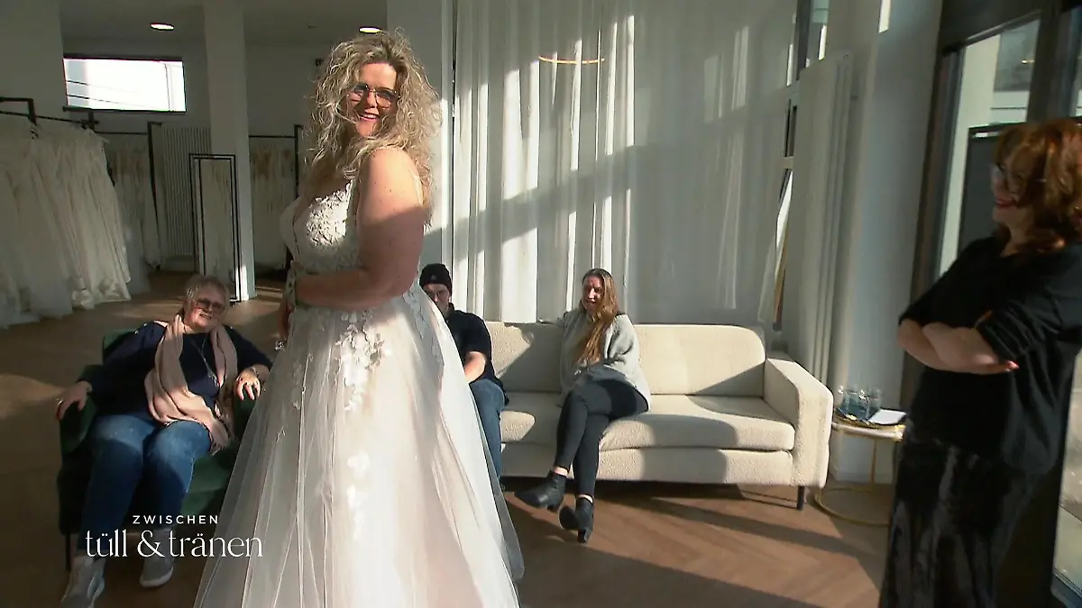 Strandhochzeit mit Streitpotenzial: Wie kommt der Kleiderwunsch von Tanjas Sohn an? Kleid statt Jumpsuit