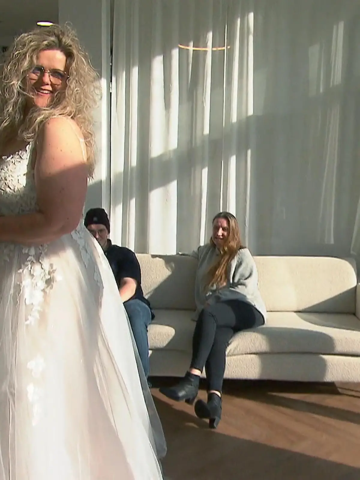 Bild zu: "Strandhochzeit mit Streitpotenzial: Wie kommt der Kleiderwunsch von Tanjas Sohn an?"