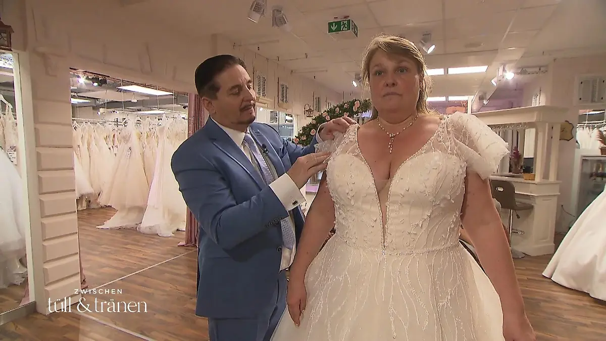 Diana möchte ihr Dekoleté in Szene setzen Frech und sexy!