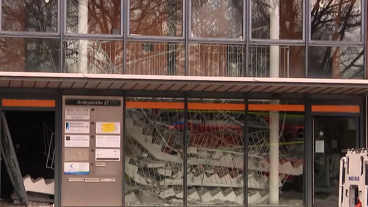 Schock in Witten! Treppenhaus in Wohnhaus stürzt ein Feuerwehr rettet mehrere Menschen