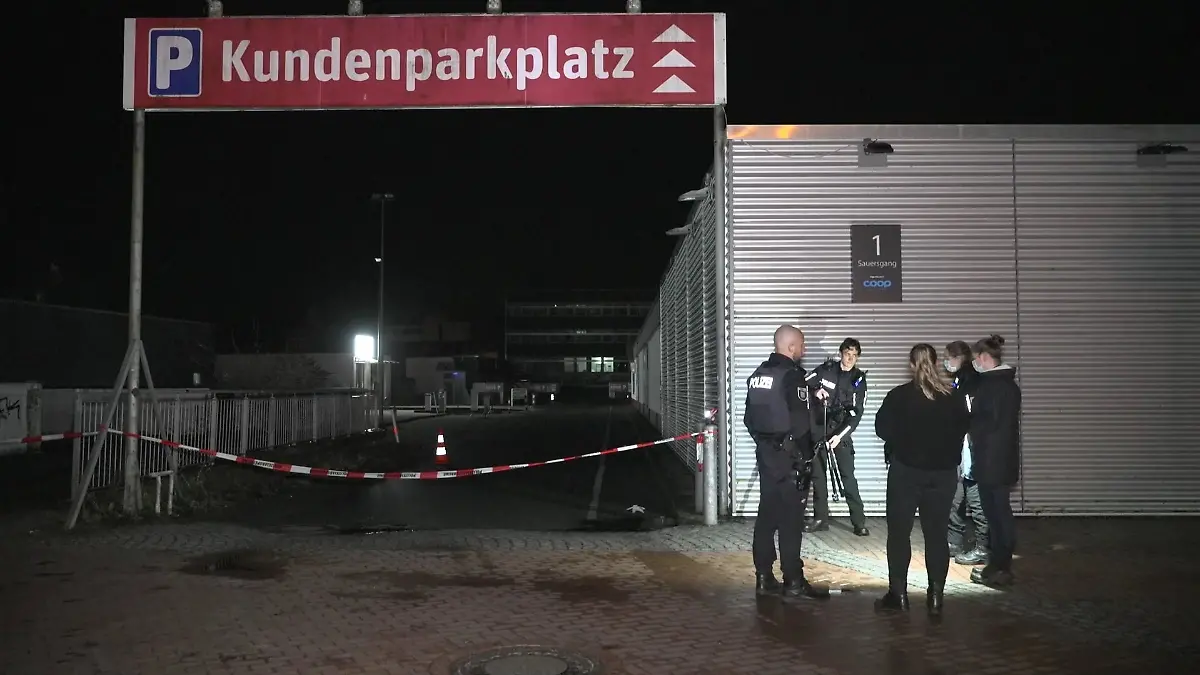 Einsatzkräfte auf Spurensuche in Eckernförde: Hier soll es zu der Auseinandersetzung mit tödlichen Folgen gekommen sein.
