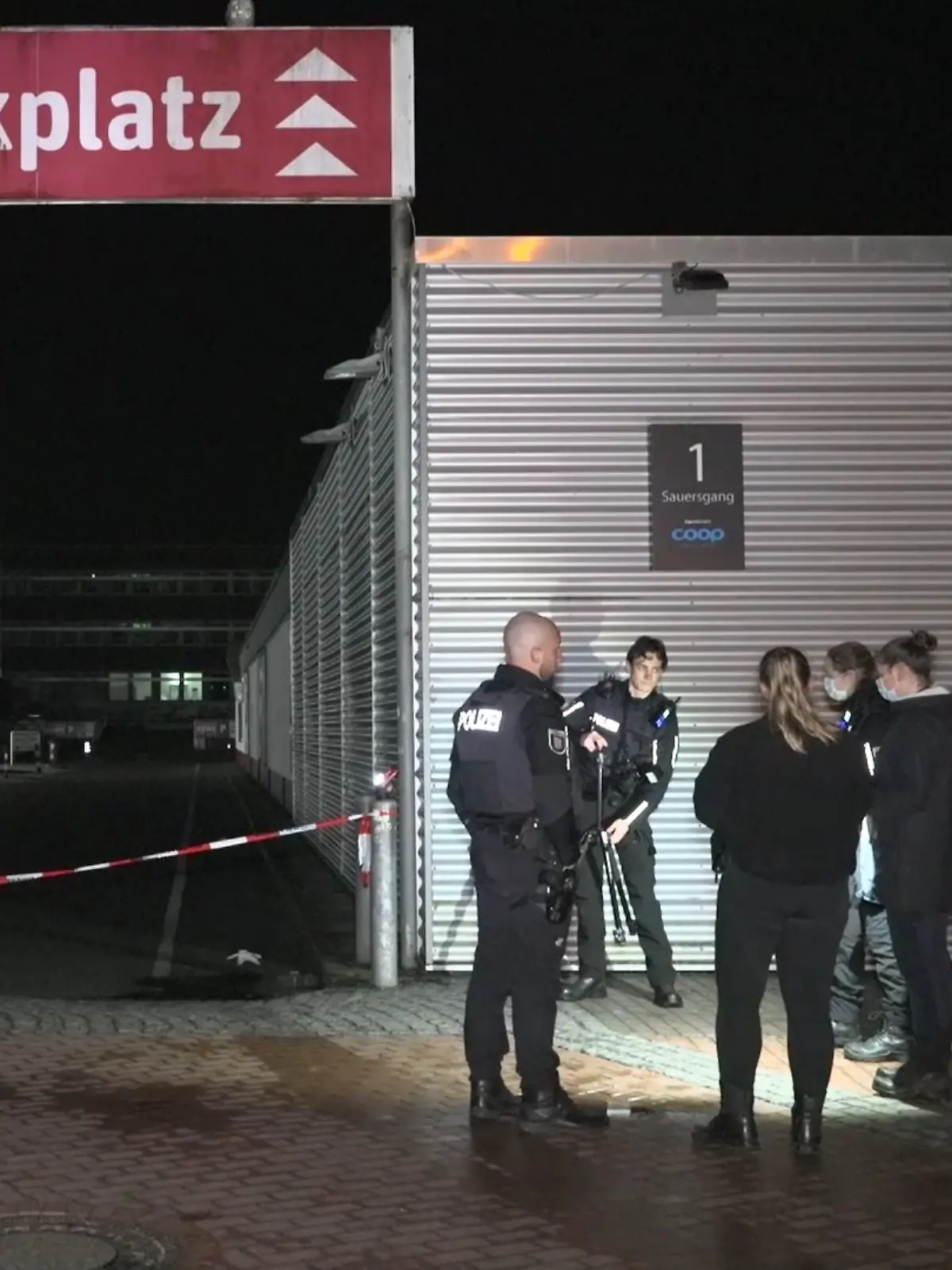 Bild zu: "Jugendlicher (15) stirbt nach Streit vor Rewe-Supermarkt"