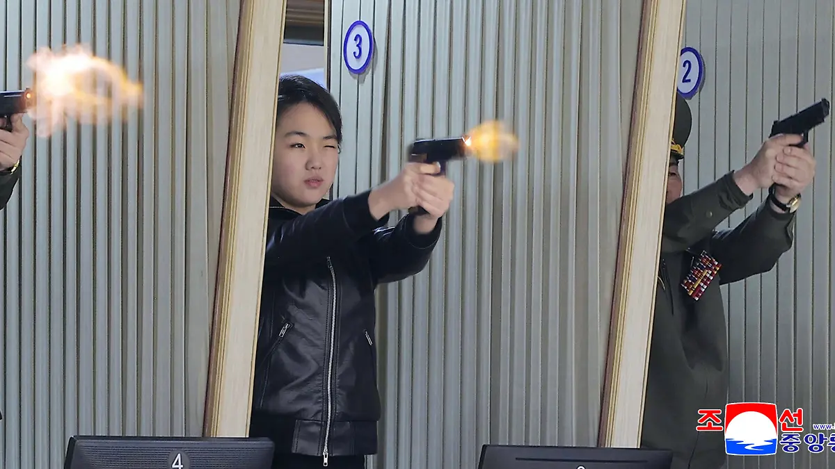 Die von der staatlichen nordkoreanischen Nachrichtenagentur KCNA am 11.03.2026 zur Verfügung gestellte Aufnahme zeigt nach Angaben von KCNA die Tochter (2.v.r) von Kim Jong Un, Machthaber von Nordkorea, beim Testen einer neuen Pistole auf dem Schießstand einer Munitionsfabrik. Unabhängige Journalisten hatten keinen Zugang zu dem Ereignis, das auf diesem von der nordkoreanischen Regierung verbreiteten Bild zu sehen ist. Der Inhalt dieses Bildes ist so, wie er zur Verfügung gestellt wurde und kann nicht unabhängig überprüft werden. Das Wasserzeichen in koreanischer Sprache auf dem Bild lautet wie von der Quelle angegeben: «KCNA» ist die Abkürzung für Korean Central News Agency. +++ dpa-Bildfunk +++