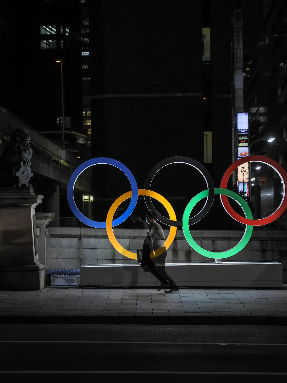  July 21, 2021, Tokyo, Japan: View of the Olympic Rings installation at the Nihonbashi bridge in Tokyo.. Despite the controversy about the Tokyo 2020 Summer Olympic Games, Olympische Spiele, Olympia, OS the Olympic Rings at the Nihonbashi bridge in Tokyo are a popular photo destination. Tokyo Japan - ZUMAs197 0126602394st Copyright: xStanislavxKogikux