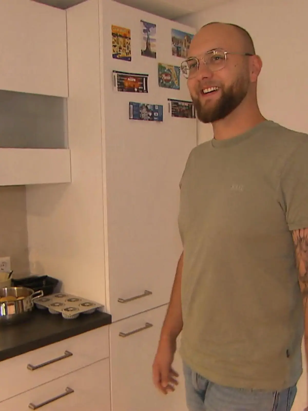 Bild zu: "Große Küche, gedeckter Tisch: Ist Luke bereit für seinen Dinner-Abend?"