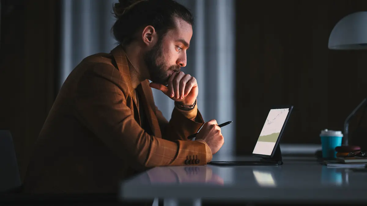 Mann bezahlt im Internet