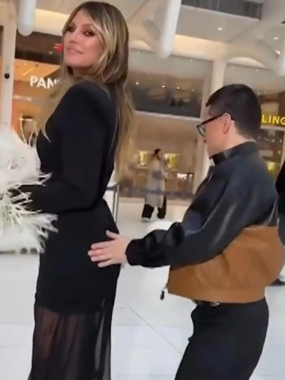 ER versohlt Heidi Klum den Hintern – doch das Model klatscht sofort zurück!