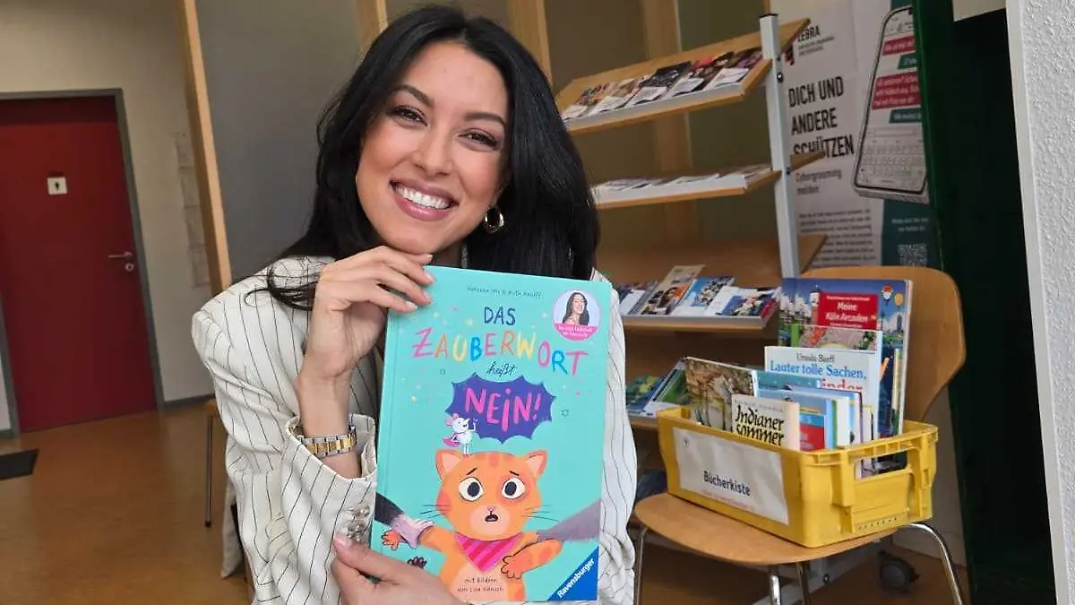 Rebecca Mir mit Kinderbuch
