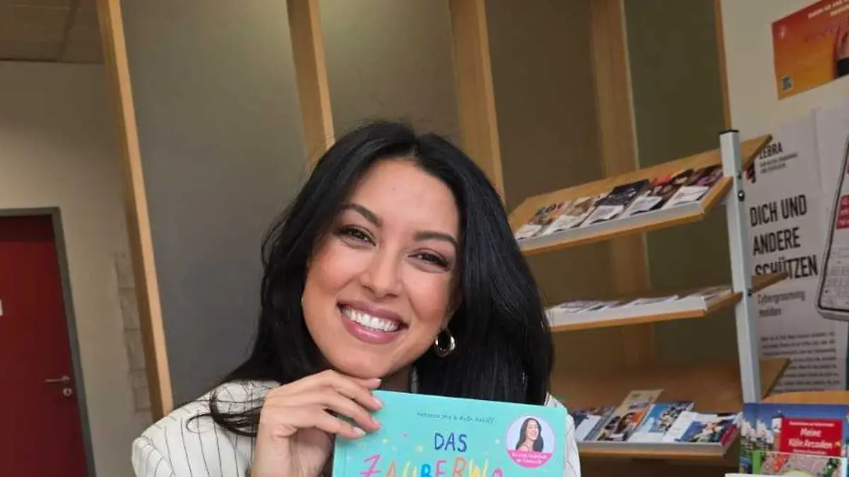 Rebecca Mir mit Kinderbuch