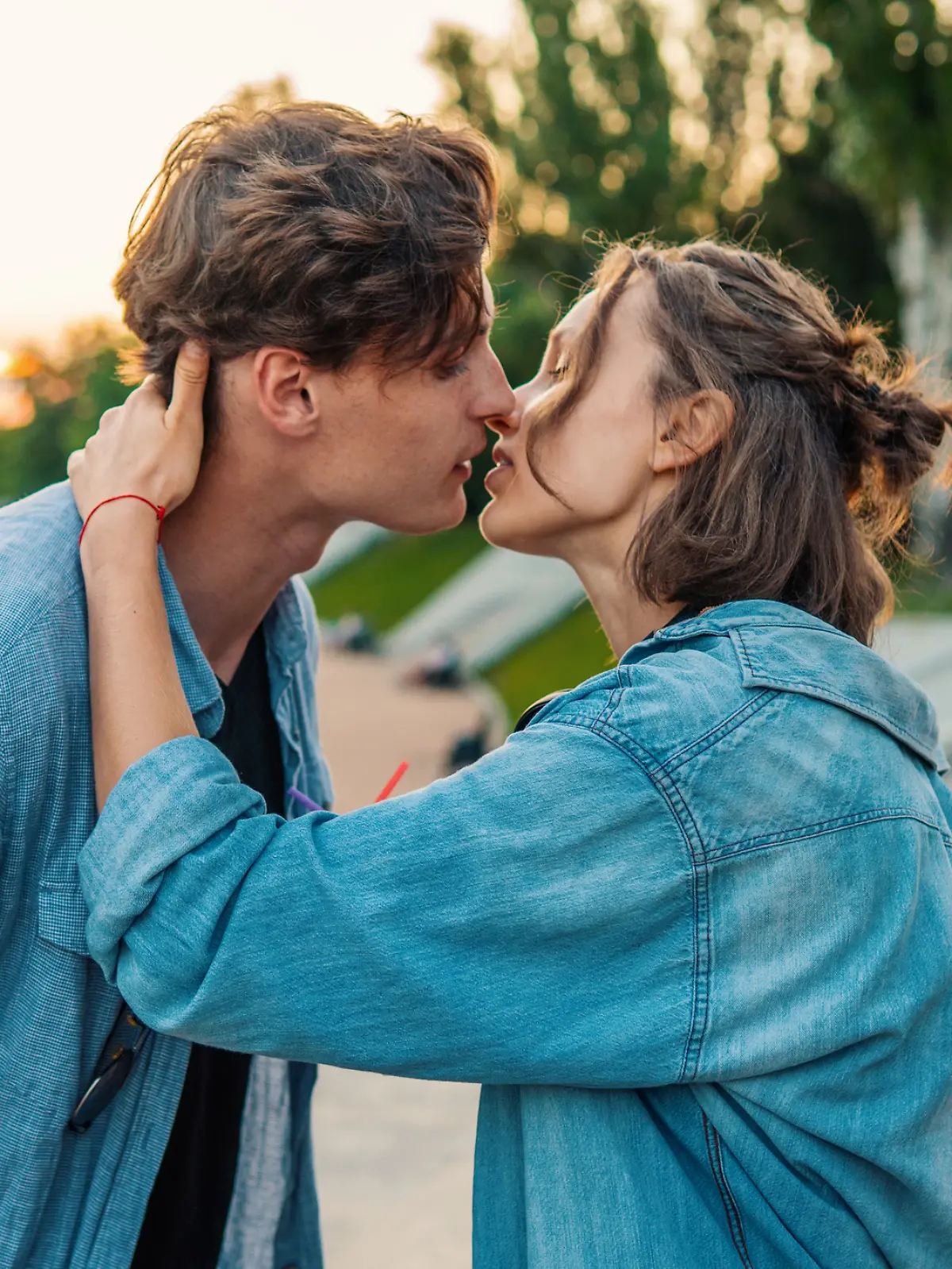 Junges Paar küsst sich