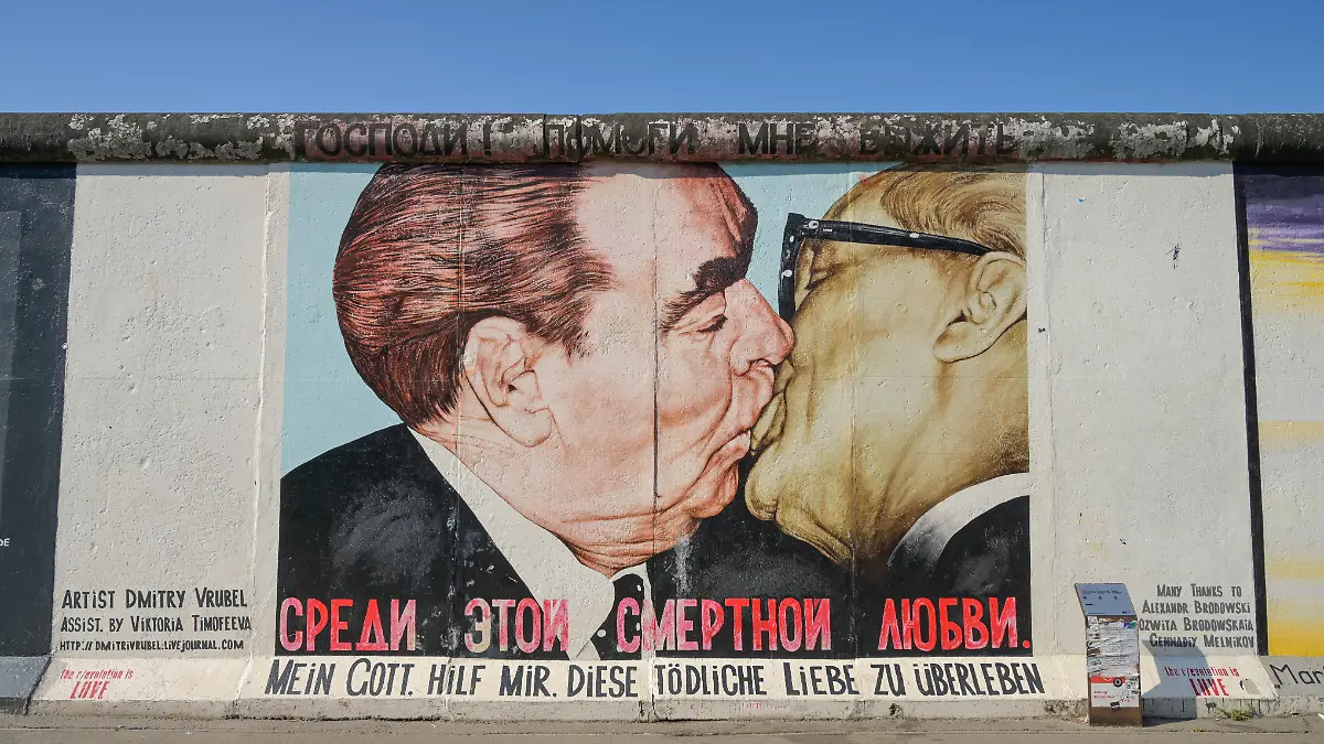 Bruderkußgemälde von Dmitri Wrubel, East Side Gallery, Mühlenstraße, Friedrichshain, Berlin, Deutschland *** Local Caption *** , Berlin, Deutschland