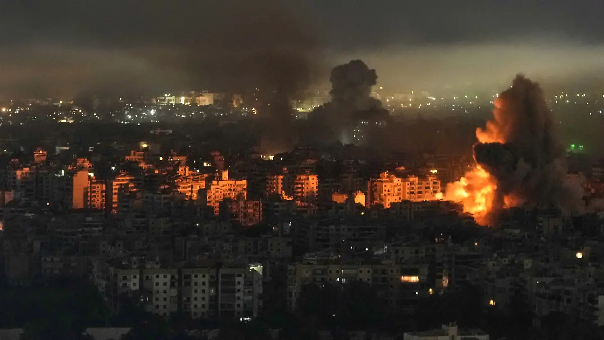 Rauch und Flammen steigen nach einem israelischen Luftangriff in Dahija, einem südlichen Vorort von Beirut, aus Gebäuden auf. +++ dpa-Bildfunk +++