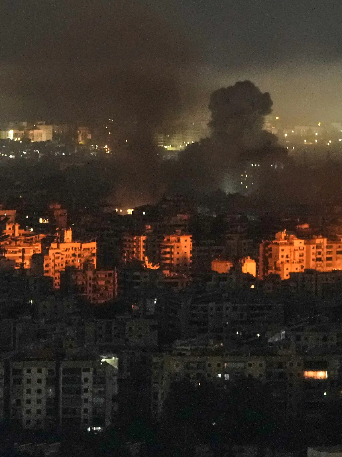 Rauch und Flammen steigen nach einem israelischen Luftangriff in Dahija, einem südlichen Vorort von Beirut, aus Gebäuden auf. +++ dpa-Bildfunk +++