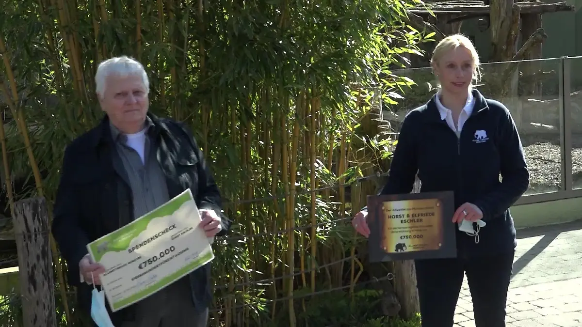 Horst Eschler bei der Übergabe seiner ersten Spende an den Allwetterzoo Münster