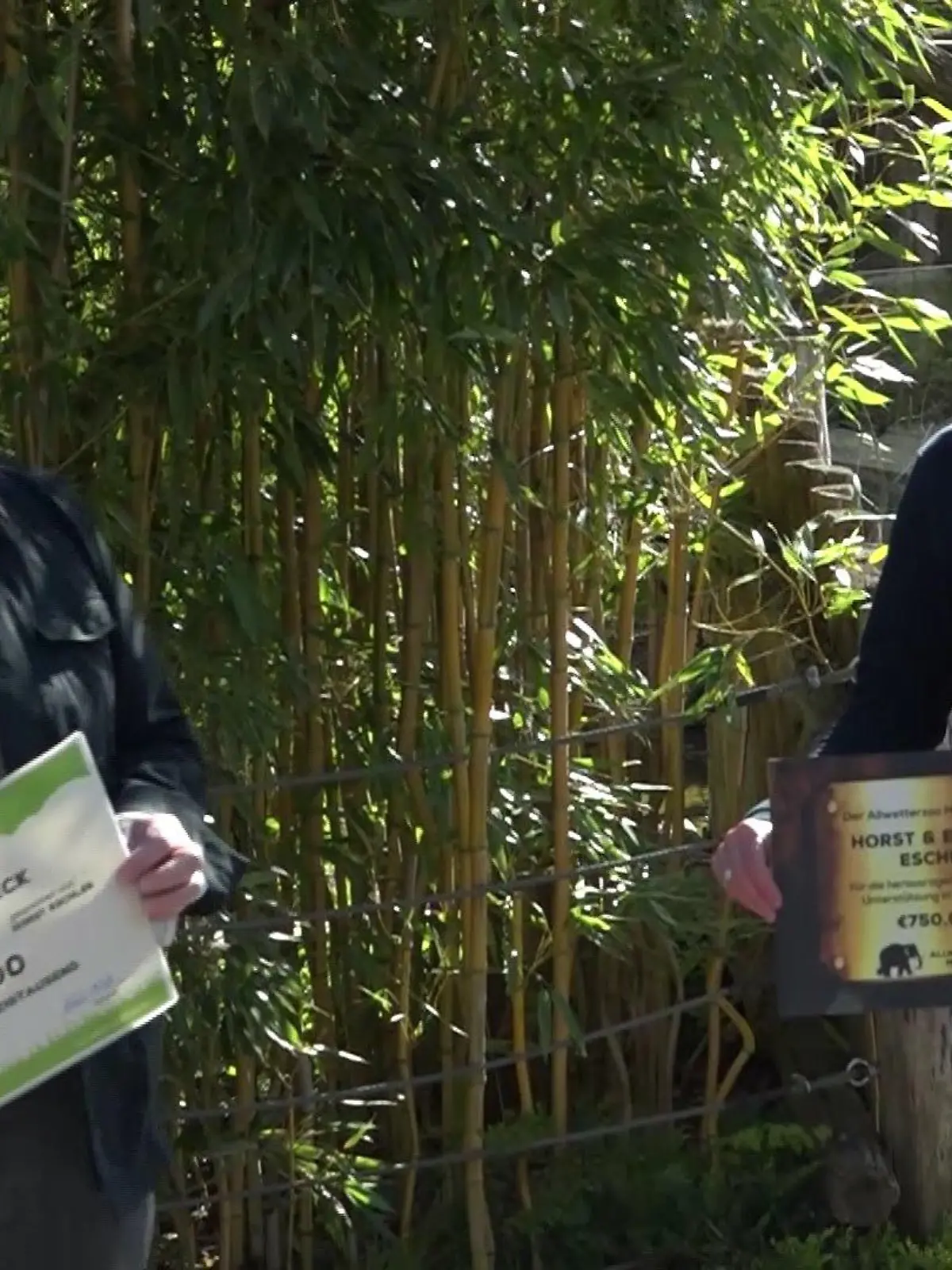Horst Eschler bei der Übergabe seiner ersten Spende an den Allwetterzoo Münster