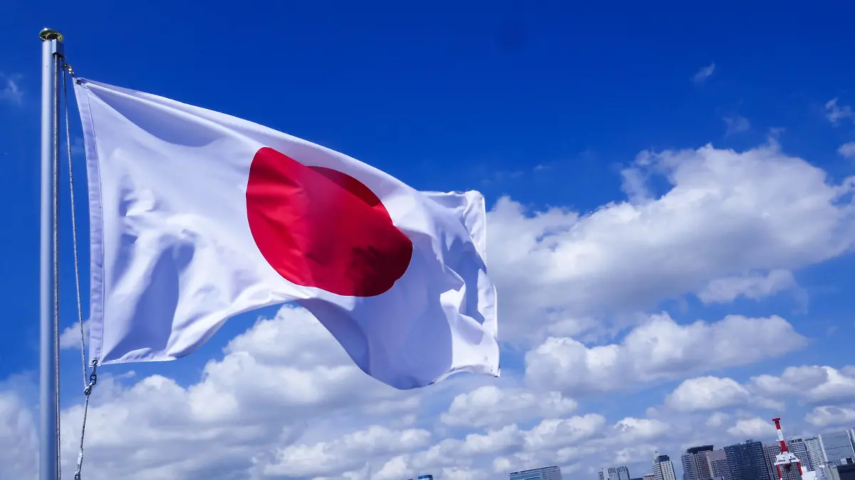 Beachvolleyball Tokio 2020, 21.07.2021 Beach volleyball, Beachvolleyball Beachvolleyball, Center Court, japanische Flagge schwebt am Stadionrand, Blick über die Bucht, *** Beach Volleyball Tokyo 2020, 21 07 2021 Beach volleyball, beach volleyball, center court, Japanese flag floats on edge of stadium, view across bay, Copyright: xBEAUTIFULxSPORTS/TomxBlochx