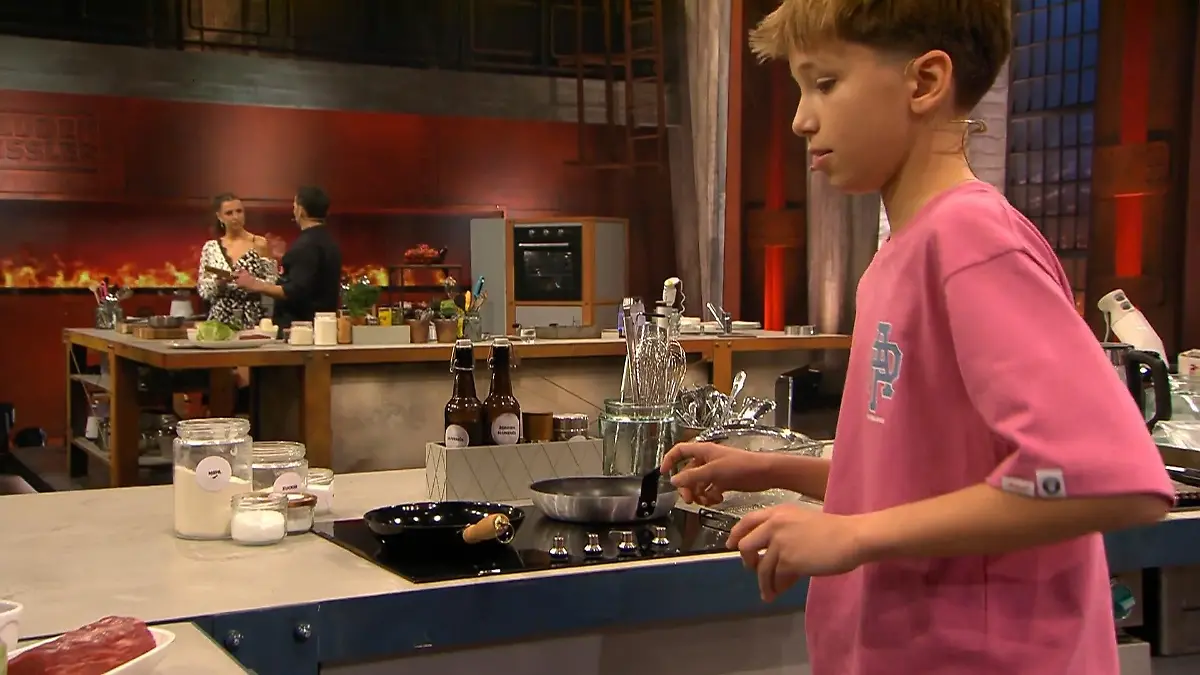 Der 14-Jährige Rocco Pooth nimmt es mit Steffen Henssler auf Teenager vs Profikoch bei "Grill den Henssler"