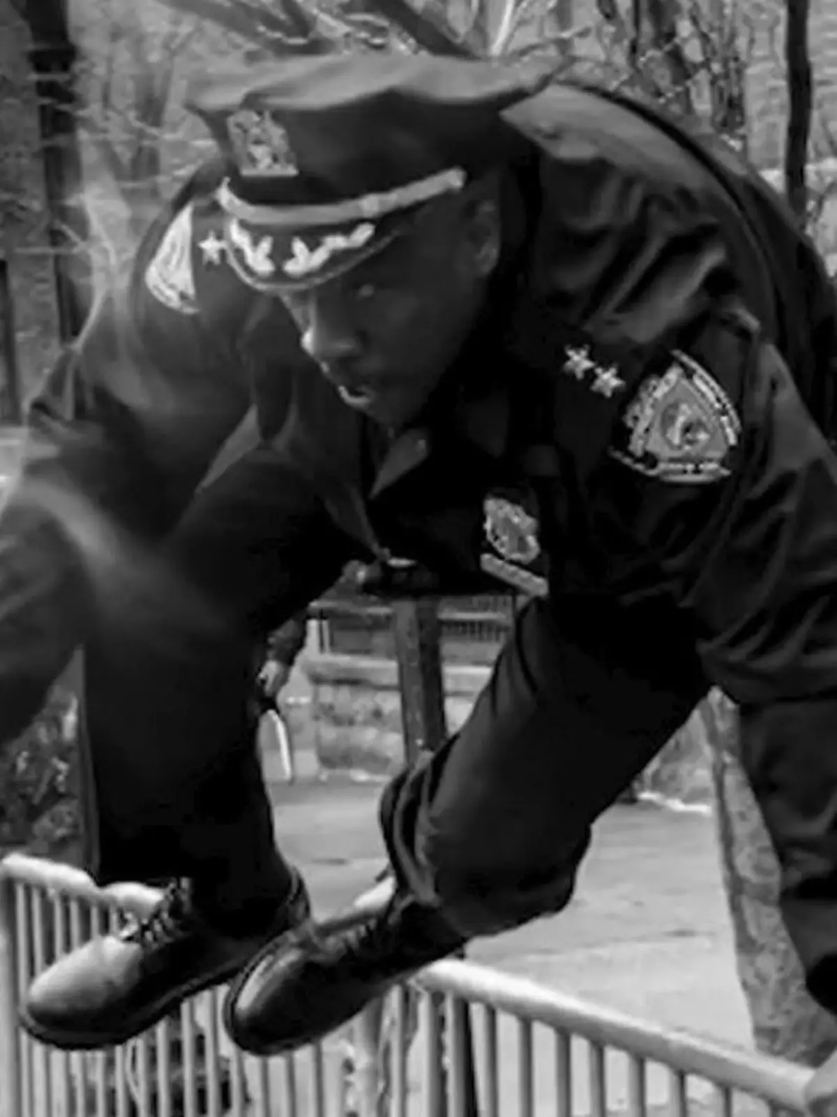 Bild zu: "Millionen feiern Polizisten für DIESES Foto – nur seine Frau nicht!"